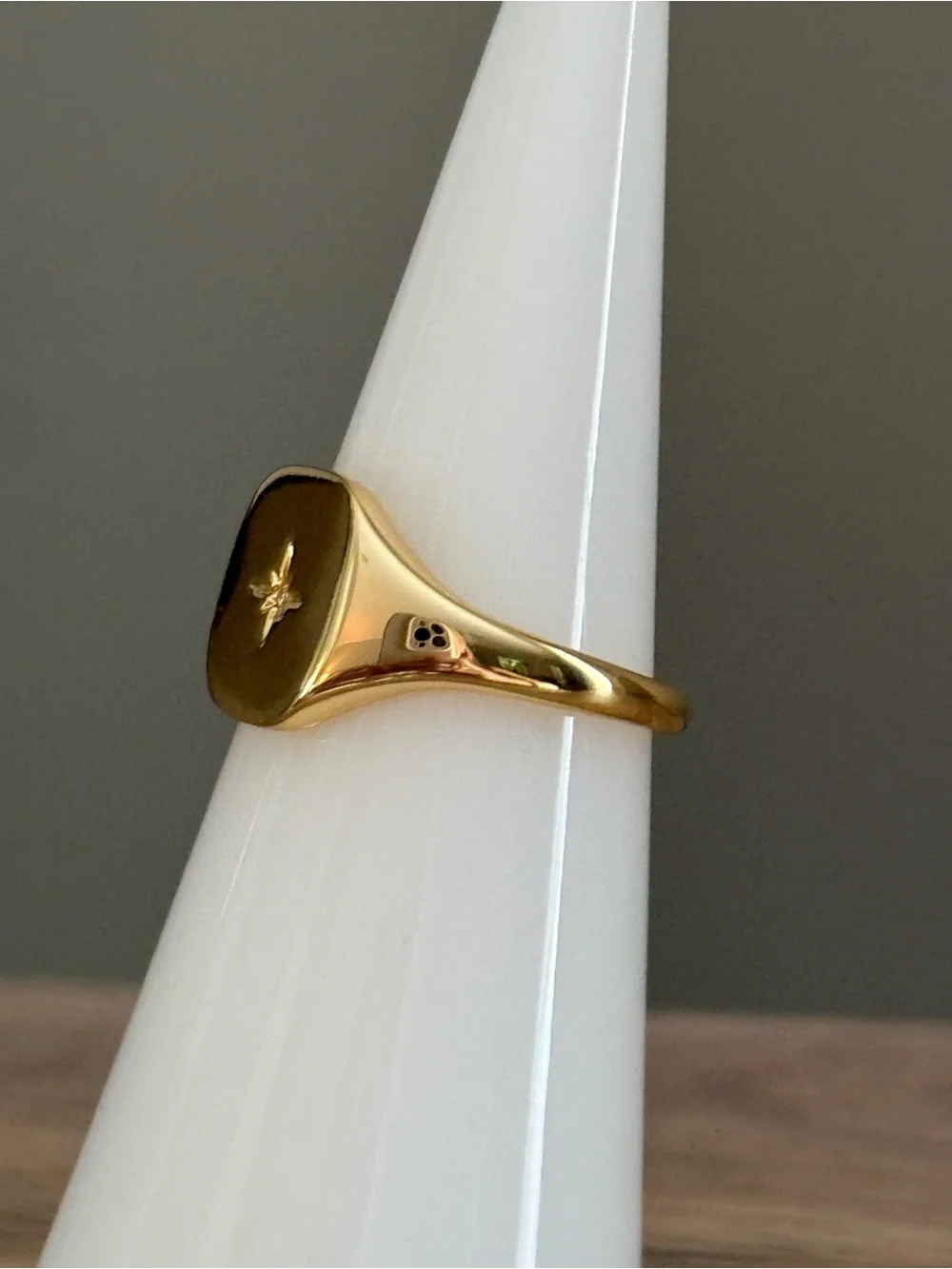 Pavoi North Star Signet Rung. size 5. Brand New!